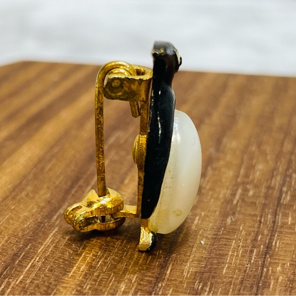 Vintage Faux Pearl Black Enamel Penguin Pin Brooch MCM Lapel Dainty Bird - Picture 4 of 7